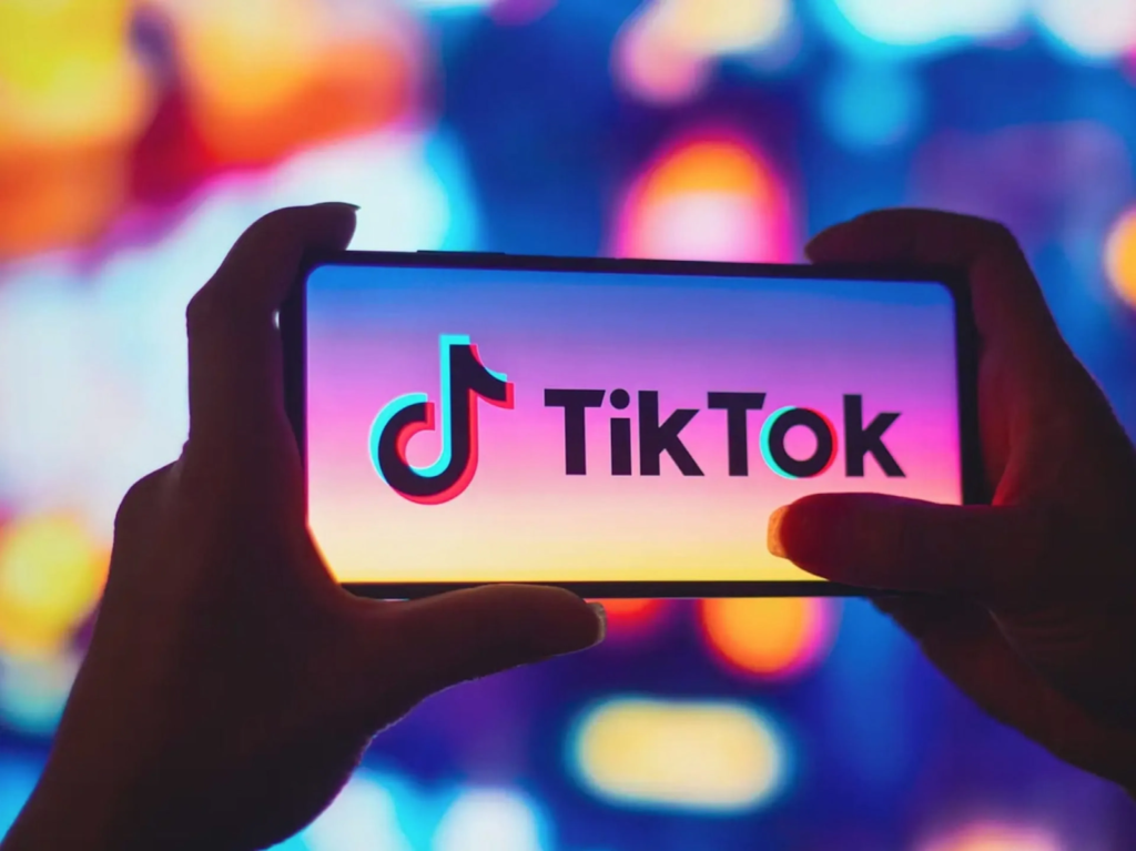 Tăng follow TikTok có thể giúp tài khoản trông uy tín hơn, hỗ trợ xây thương hiệu và tạo lợi thế khi phát triển bán hàng hoặc affiliate.
